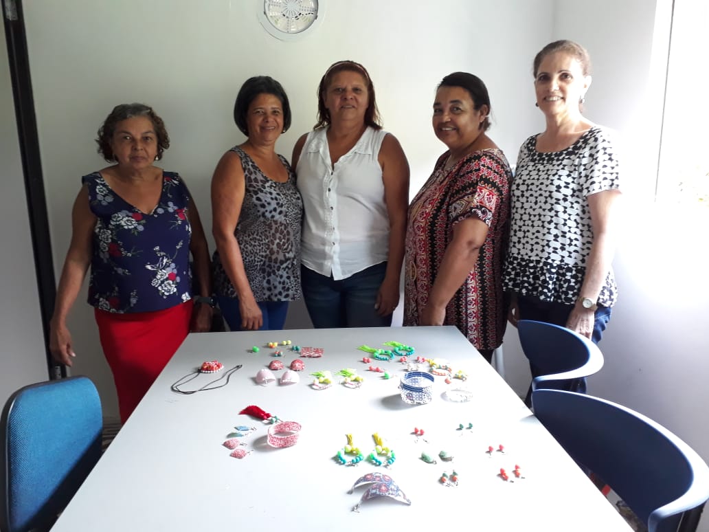 Oficina de adereços de carnaval realizada nos dias 13 e 14 de fevereiro